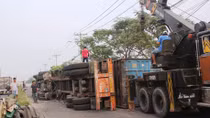 Container nổ lốp lật trong KCN Tân Bình
