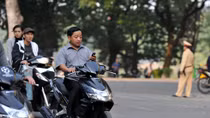 Tăng cường tuyên truyền, xử lý không đội mũ bảo hiểm trẻ em