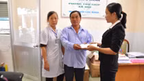 Tặng 70 triệu tiền phúng viếng cứu giúp trẻ nghèo mắc bệnh tim bẩm sinh