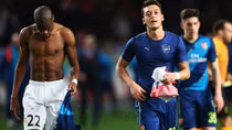 Mesut Ozil bị chỉ trích vì ‘đổi áo đấu’