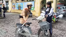 Ngày đầu xử phạt, nhiều học sinh vẫn không đội MBH