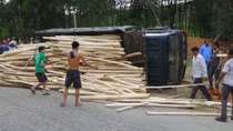 Chở quá tải, ô tô chở gỗ bị lật