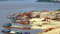 Bắt giữ 5 tàu khai thác cát trái phép tại khu vực biển bị xâm thực