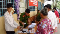 Công an trẻ xuống vùng sâu cấp CMND cho dân