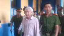 Nghi vợ ngoại tình, tạt axit đối thủ