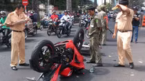 Xe mô tô gây tai nạn lật ngược chổng bánh giữa đường
