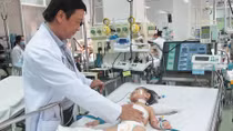 Bóc khối u gan máu "khổng lồ" cho bé gái 2 tuổi
