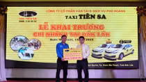 Trao tặng học bổng 20 triệu đồng cho sinh viên nghèo vượt khó