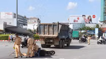 'Hung thần' xe ben gây tai nạn, mẹ tử vong, bé 5 tuổi thoát chết thần kỳ