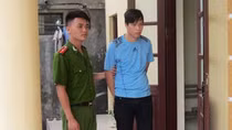 Kẻ tham gia ‘hiếp bạn gái quen qua mạng’ ra đầu thú