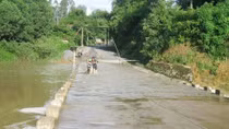 Đi xe máy qua đập trũng, bị mưa lũ cuốn trôi