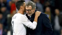 Vì sao Ronaldo thì thầm với HLV đối thủ?