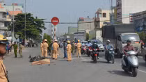 Xe ben tông ba xe máy, một người tử vong