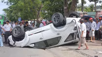 Phóng với tốc độ cao, ô tô đâm vào cột điện rồi 'chổng vó lên trời'