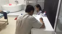 Kiểm tra cơ sở matxa, phát hiện nhân viên kích dục cho khách