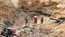 Dùng thuốc nổ phá hủy các hầm vàng trái phép