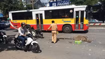 Va chạm với xe chở rác, người đàn ông đi xe máy tử vong tại chỗ