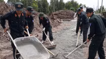 Cảnh sát cơ động Kiên Giang hành quân dã ngoại giúp dân