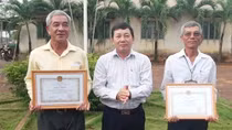 Khen thưởng 2 ngư dân cứu 6 người bị lật thuyền trên hồ Trị An