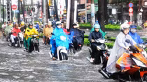 Cơn mưa lớn gây ngập, xe chết máy hàng loạt