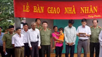 Tặng ‘Nhà nhân ái’ cho đồng bào nghèo