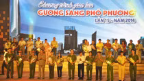 Tôn vinh 5 cá nhân trong chương trình 'Gương sáng phố phường'