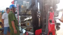Xe đâm dải phân cách, 6 hành khách bị thương