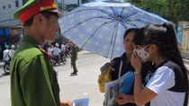 Chiến sĩ Công an giúp thí sinh tìm lại giấy CMND và thẻ dự thi bị mất