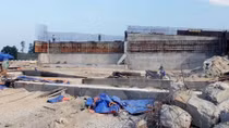 Bị nứt nhà, người dân ngăn cản thi công quốc lộ 19