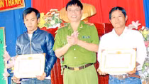 Truy bắt kẻ cướp tiệm vàng, hai công dân được giấy khen
