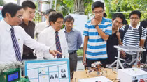 Sinh viên Việt Nam chế tạo được robot giúp do thám, tháo gỡ bom mìn