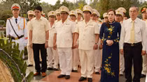 Đoàn đại biểu Bộ Công an viếng thăm và dâng hương tại Côn Đảo