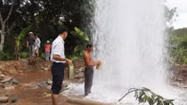 Giếng nước bất ngờ phun cao 20m: Lo ngại nguy cơ sụt lún