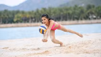 Người đẹp Hoa hậu Hoàn Vũ Việt Nam 2015 hào hứng với môn bóng chuyền