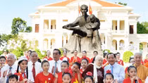 TPHCM: Cung thỉnh tượng 'Bác Hồ với Thiếu nhi' về Nhà Thiếu nhi Thành phố