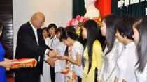 Nhật Bản trao học bổng cho sinh viên Đại học Huế