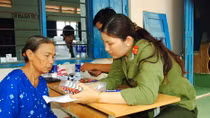 Khám bệnh, cấp phát thuốc và tặng quà cho hơn 400 người nghèo