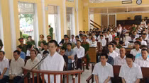 Hàng loạt cán bộ ngân hàng hầu tòa vì liên quan đến vụ lừa đảo 'khủng'