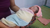 Một bé trai còn nguyên dây rốn bị bỏ rơi lúc rạng sáng