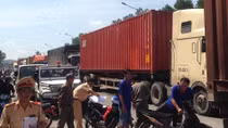 Đi làm bị xe container cán chết