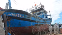 Trao 2,7 tỷ đồng bảo hiểm tàu cá theo Nghị định 67