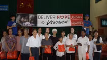 Thanh niên Hàn Quốc giúp đỡ người khuyết tật tại tỉnh Quảng Trị