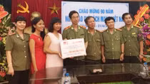 Tập đoàn Home Credit thông qua Báo CAND ủng hộ 100.000.000đ cho học sinh nghèo tỉnh Điện Biên