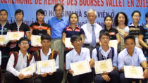 Trao học bổng cho học sinh, sinh viên khu vực Nam Trung Bộ