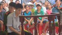 Biết tin con giết người, cha chở đi đầu thú