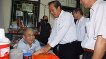 Tặng quà tại Trung tâm Điều dưỡng thương binh Thuận Thành