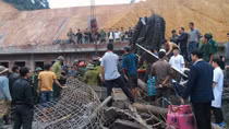 Thăm hỏi, hỗ trợ vụ sập mái cây xăng làm 8 người chết và bị thương