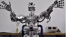 Sửng sốt với Robot có khả năng tự học