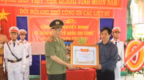 Thứ trưởng Tô Lâm trao Bằng Tổ quốc ghi công tặng thân nhân gia đình Liệt sĩ Lê Quang Trưởng