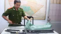 Kiểm tra ô tô, phát hiện dao và mã tấu